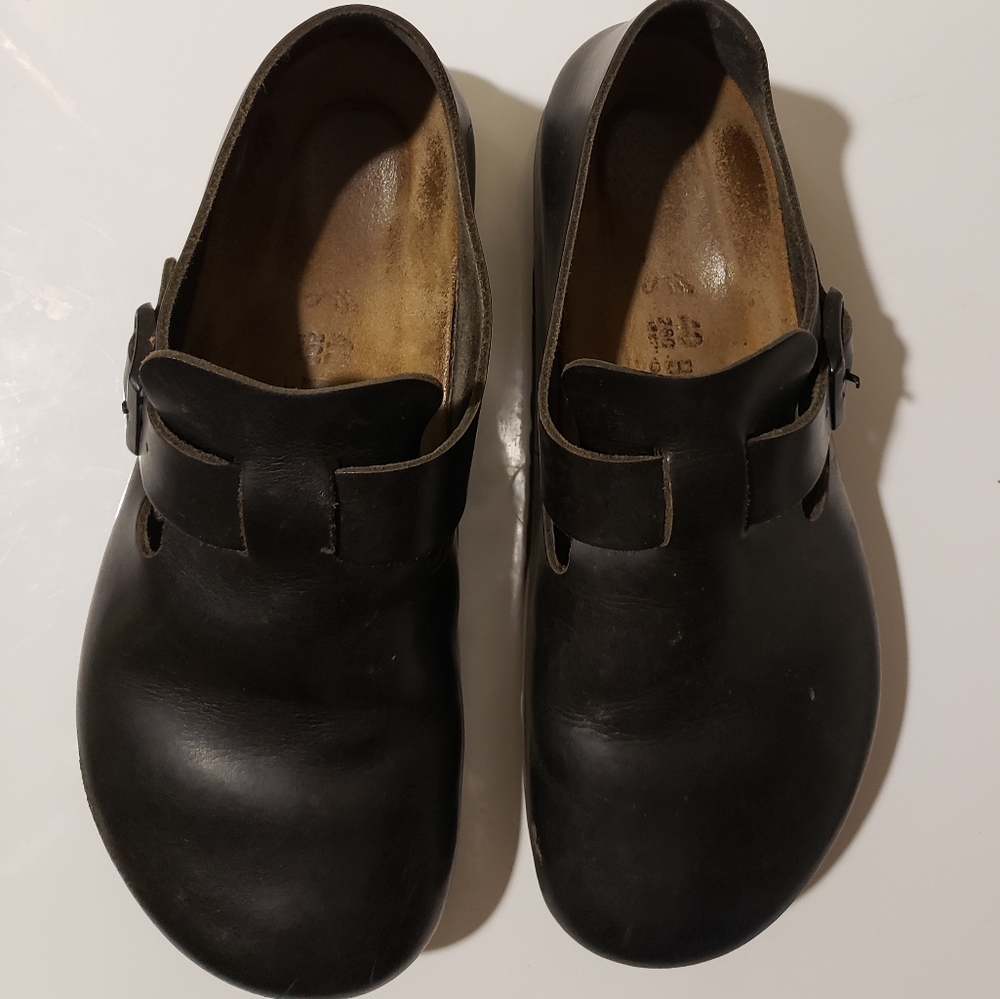 Birkenstock shoe European size 40, black leather (roughly US women's size 9)